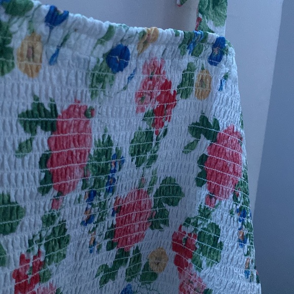 Woman’s Old Navy Floral Crop Tank Size L - Picture 6 of 6